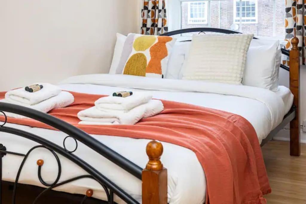 Apartamento Tranquil 1Br In South Bank With Onsite Parking Londres Exterior foto
